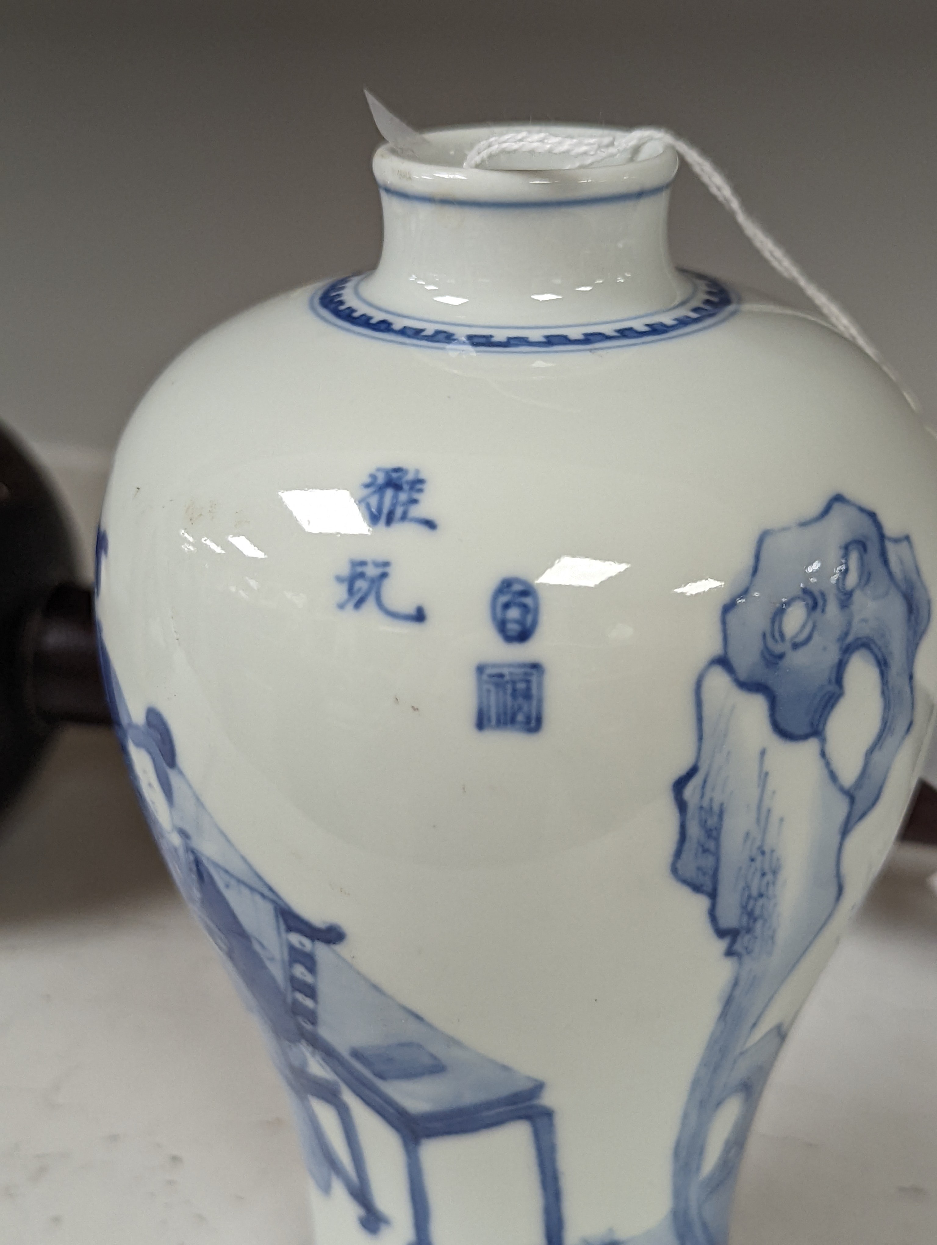 A Chinese blue and white Meiping 17cm